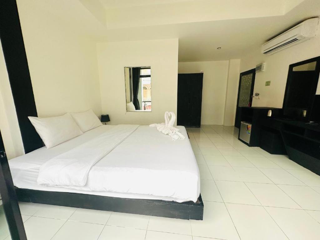 Beachwalk Patong Eksteriør bilde